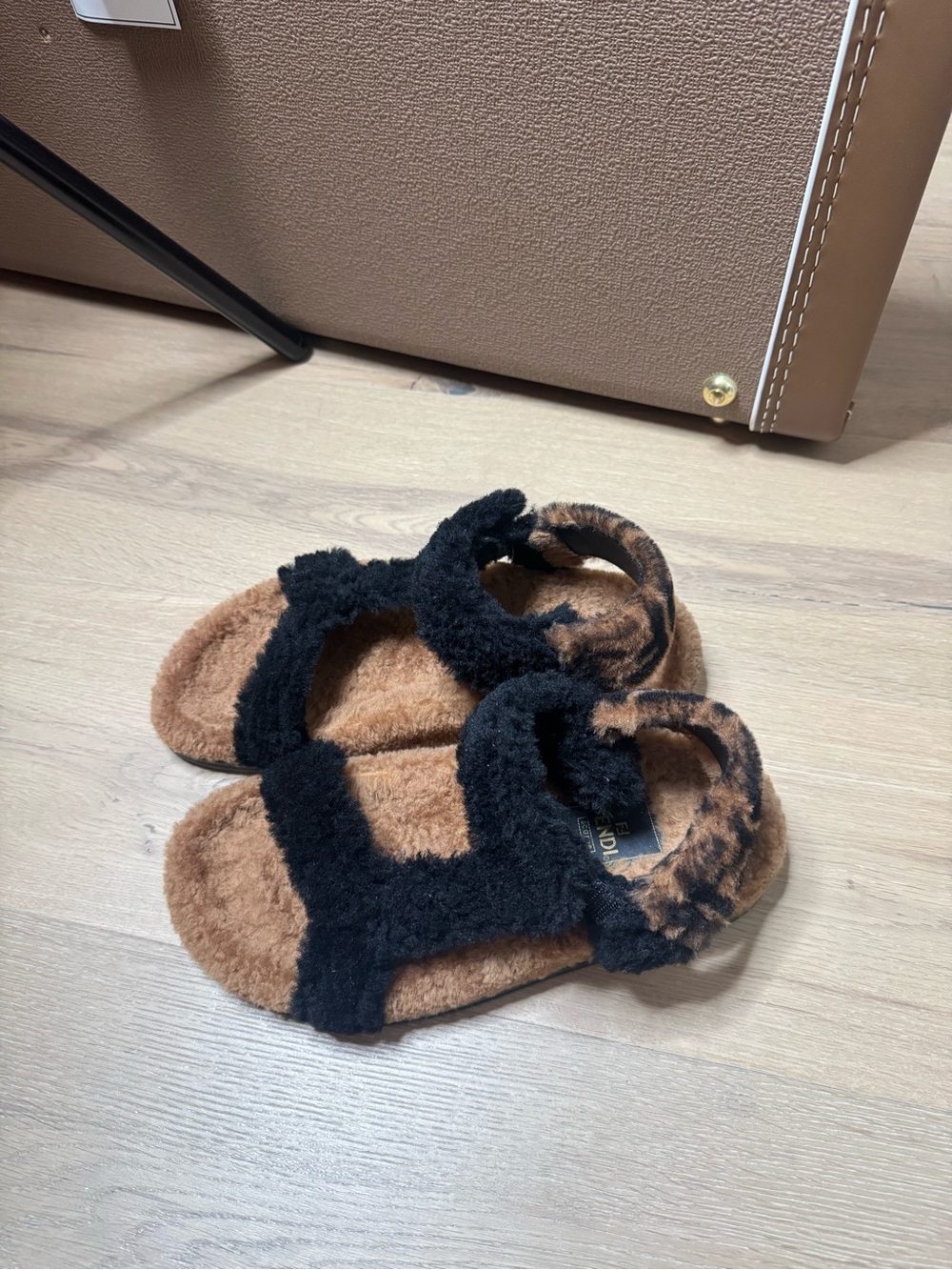 FENDI FF Shearling sandals - Picture 3 of 6